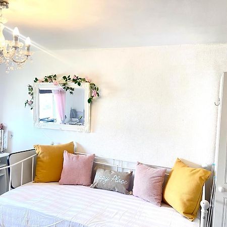 Happy Place With Kitchenette- Female Only London Exterior foto