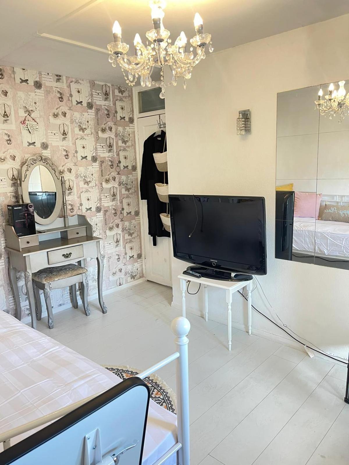 Happy Place With Kitchenette- Female Only London Exterior foto